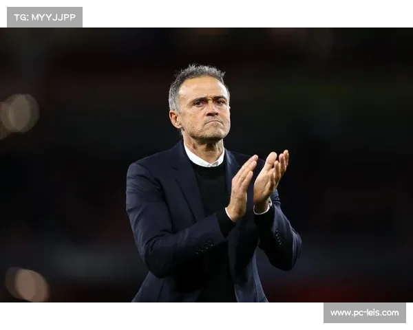 场边教练恩里克带伤指挥，锁骨骨折未影响其临场调整